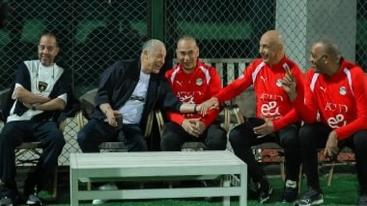 أجواء مرحة في معسكر منتخب مصر خلال وصلة هزار بين أبو ريدة وحسام حسن